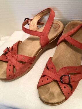 DANSKO…”SISSY”.. Red Suede Strappy Sandal, Wooden Sole, size 8.5M
